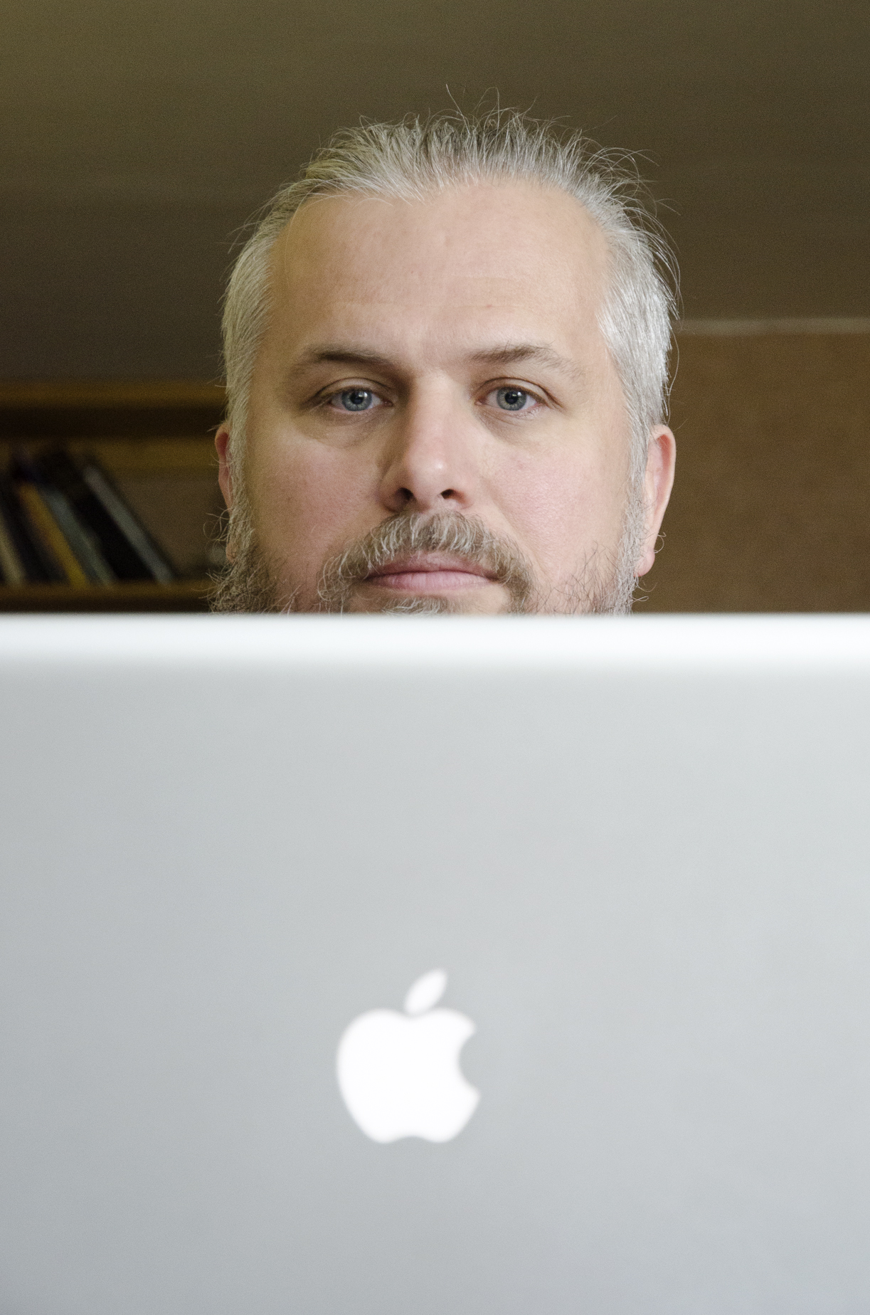 Při práci.