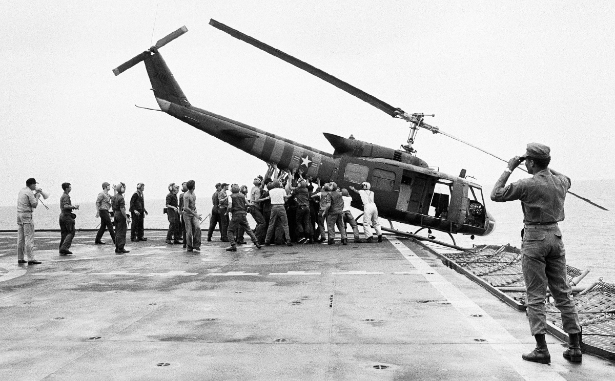 1975: Jihovietnamští uprchlíci opouštějí zemi na amerických lodích