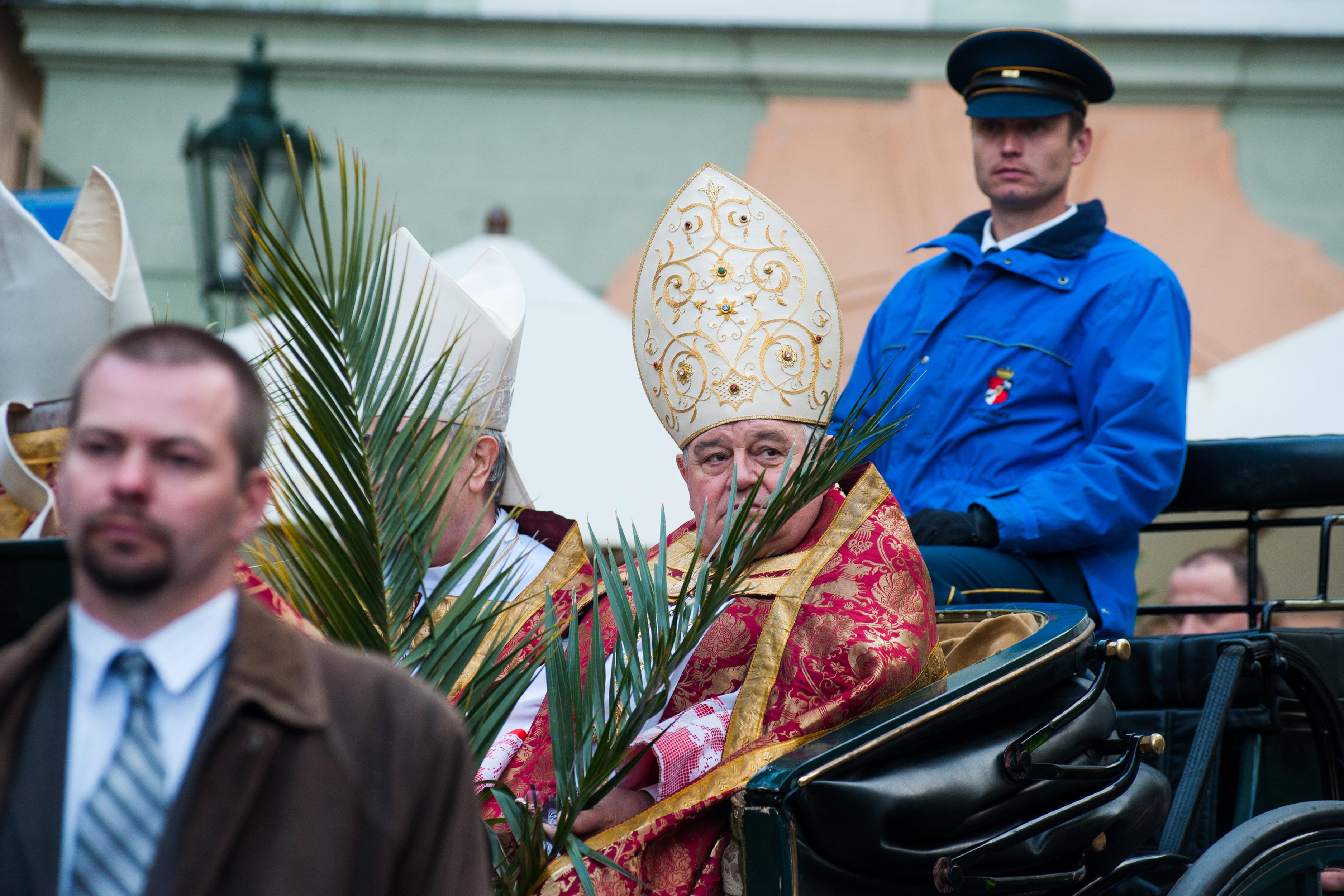 Procesí z Pražského hradu na Karlův most