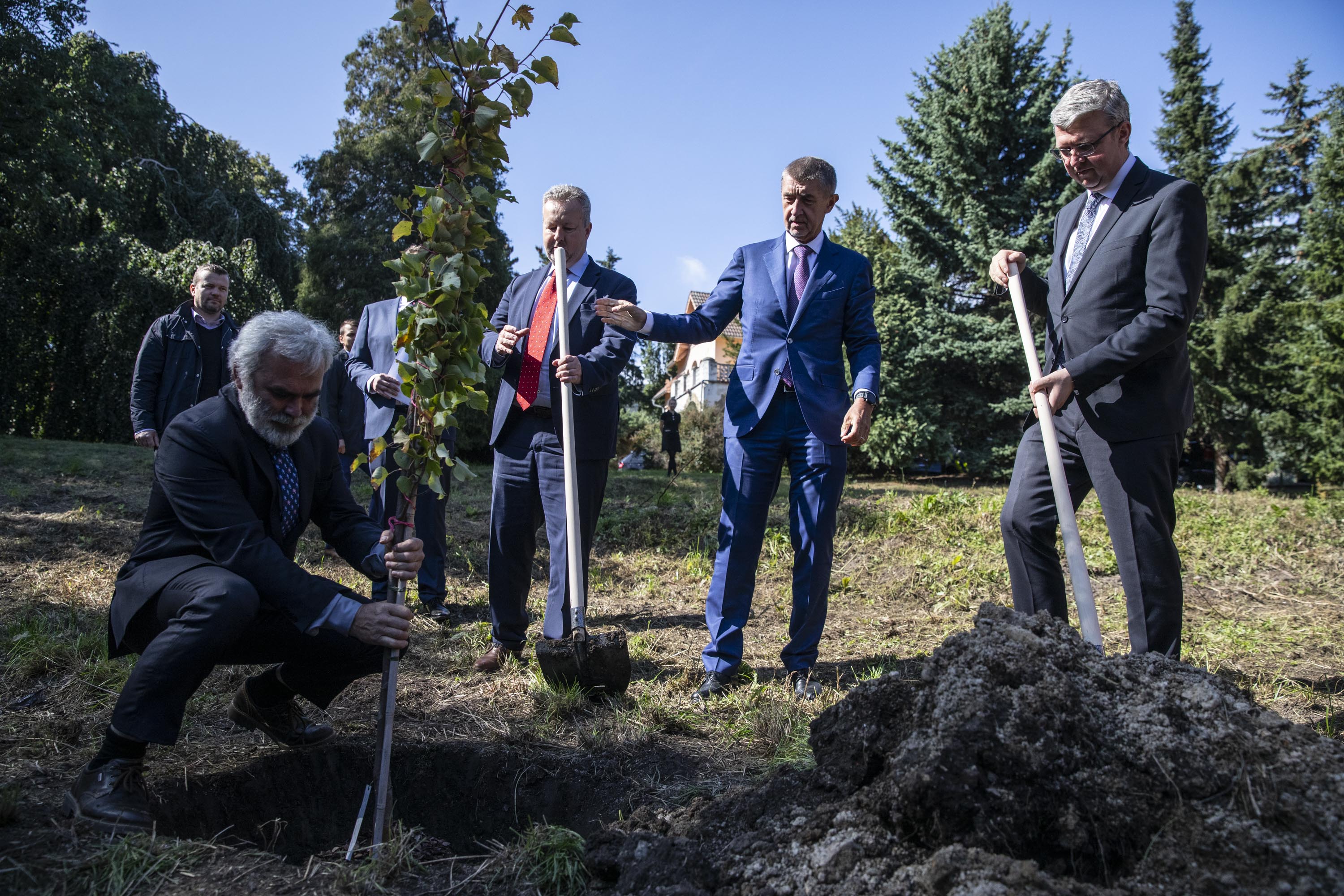 První ze tří lip - hlínu házeli všichni, ministr průmyslu Karel Havlíček, životního prostředí Richard Brabec i Andrej Babiš 