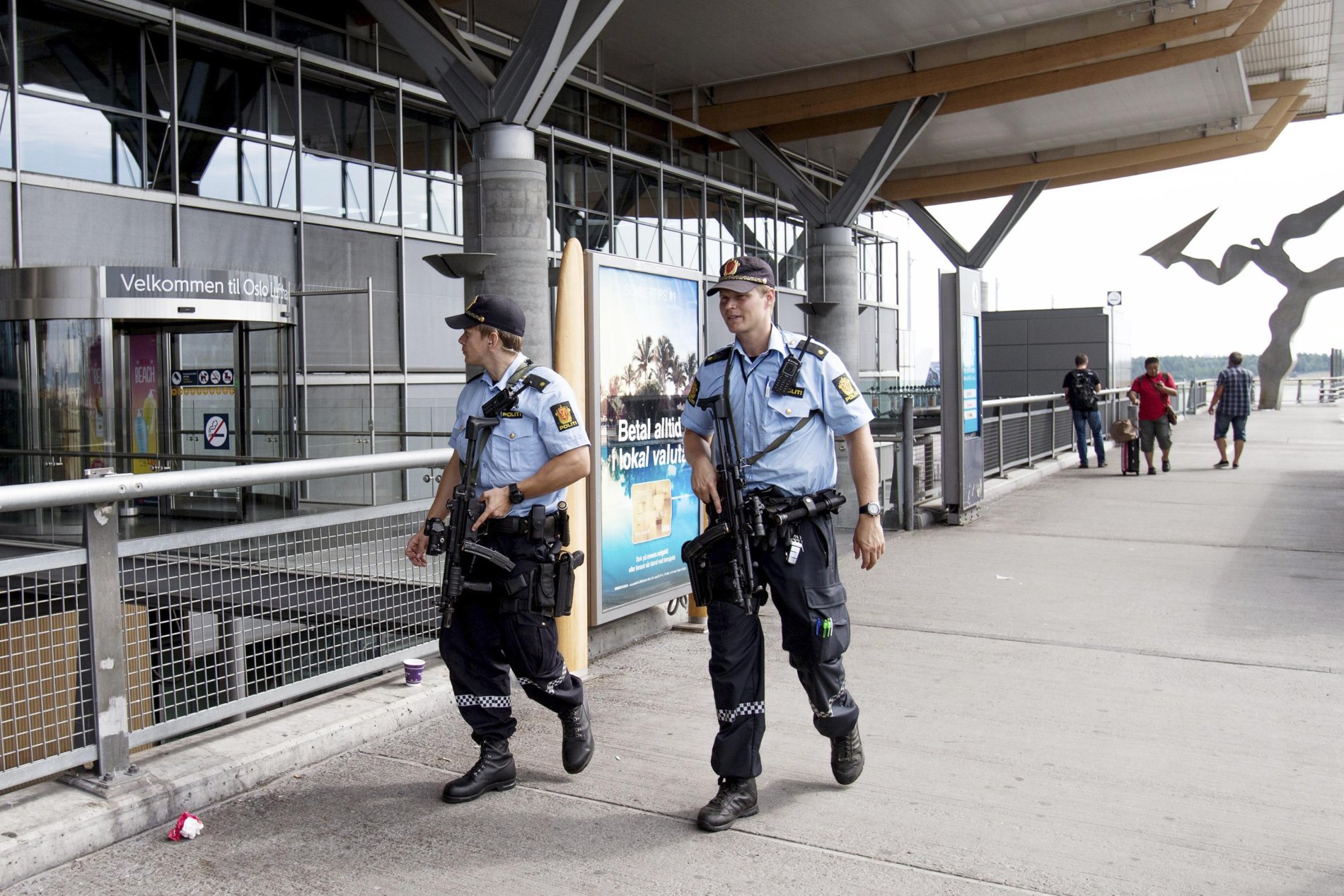 Policie hlídkuje před budovou letiště v Oslu.