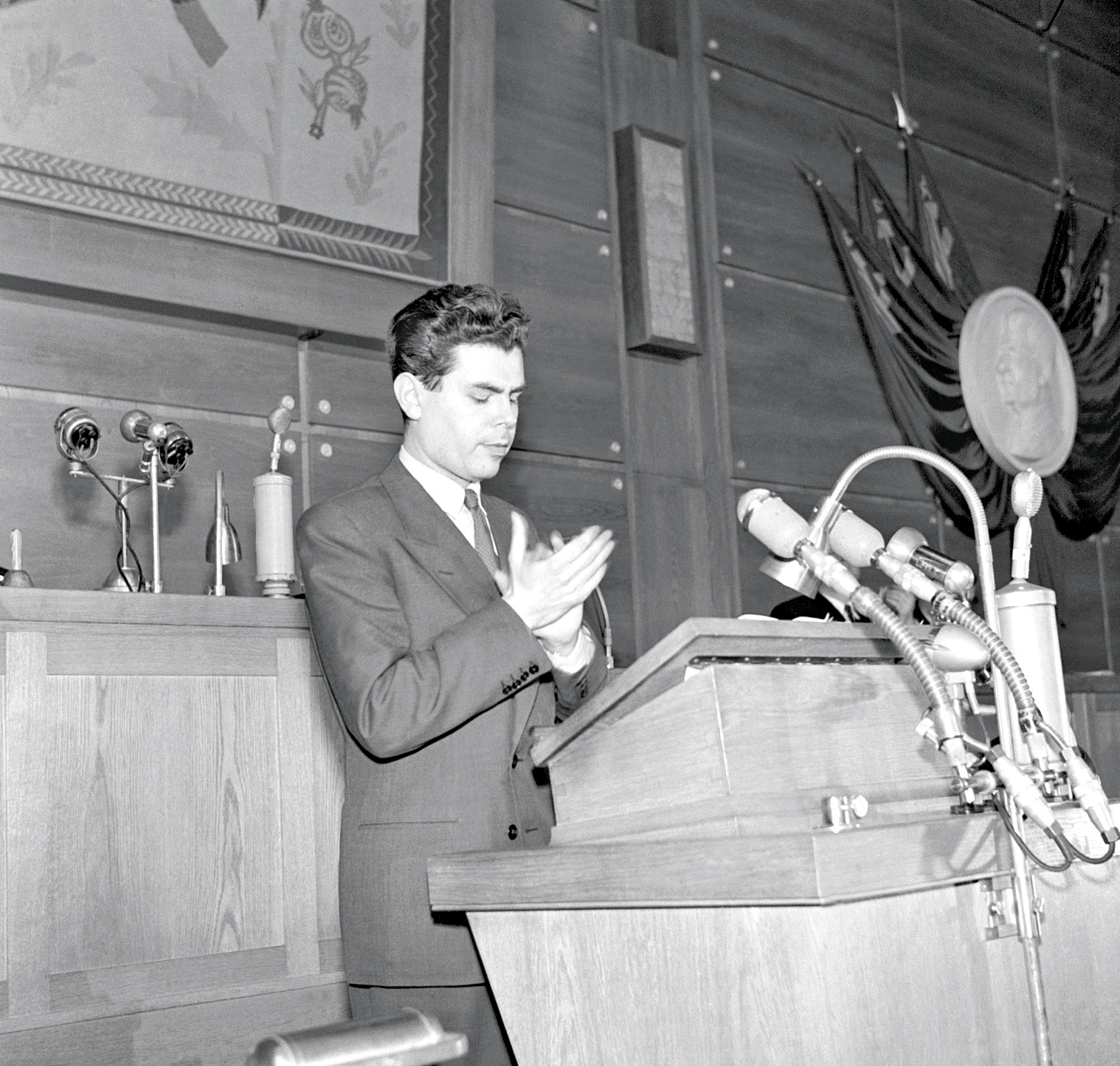 Hanba mého života. (Poslanec Jiří Pelikán v parlamentu, 1953)