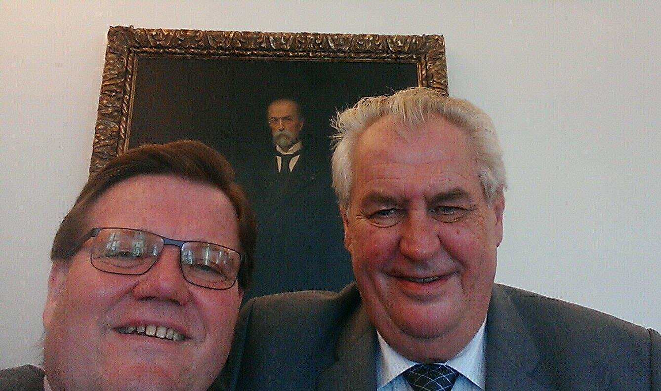 Kromě videohovorů od bazénku vyniká Zdeněk Škromach i v žánru selfie. Zde se svým vzorem, toho času prezidentem, Milošem Zemanem.
