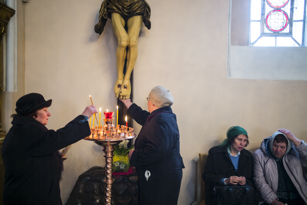 V pravoslavném kostele vzkříšení Ježíše Krista, Narva, Estonsko, duben, 2015