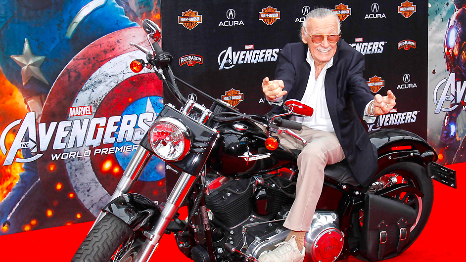 Autor komiksů Stan Lee na premiéře Avengers. Leeovi je nyní 91 let.