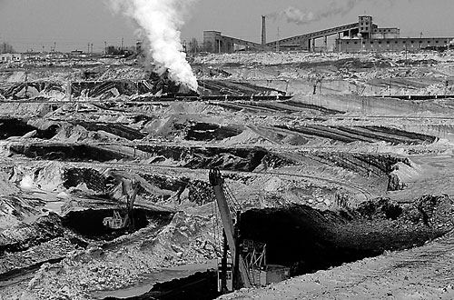 Fotografie: Omezte se vy, my chceme taky auta a energii. Doly v čínském Vnitřním Mongolsku. Foto Profimedia.cz / Corbis
