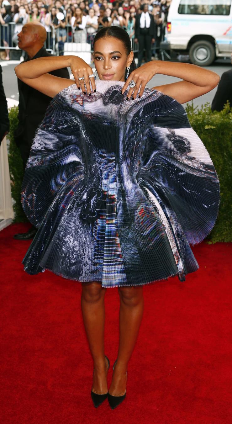 Solange na večírku večer pořádaném šéfredaktorkou módního časopisu Vogue, 2015