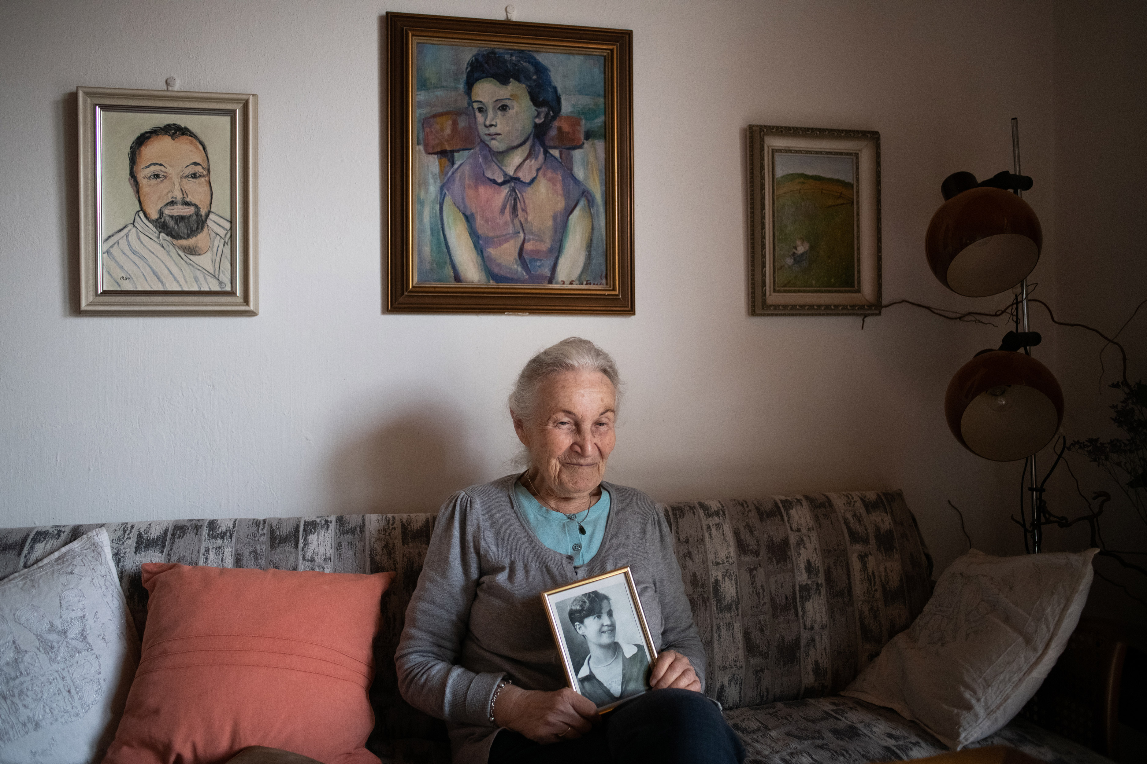 Ruth Hálová s fotografií své maminky.