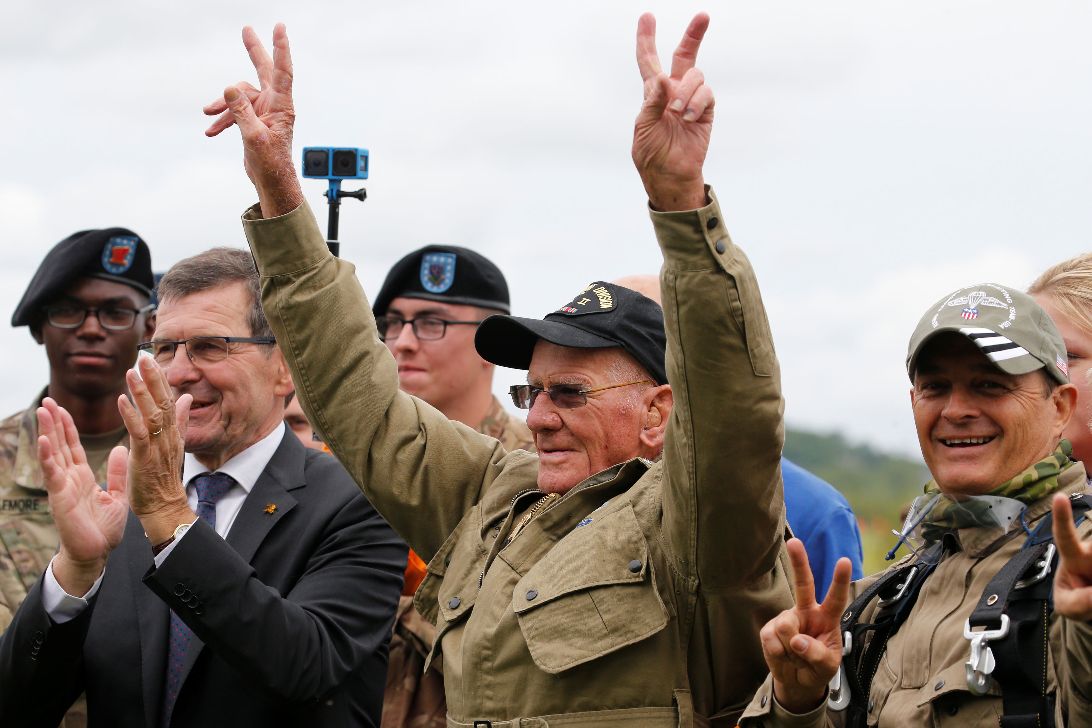 97letý veterán Tom Rice seskočil padákem při oslavě Dne D