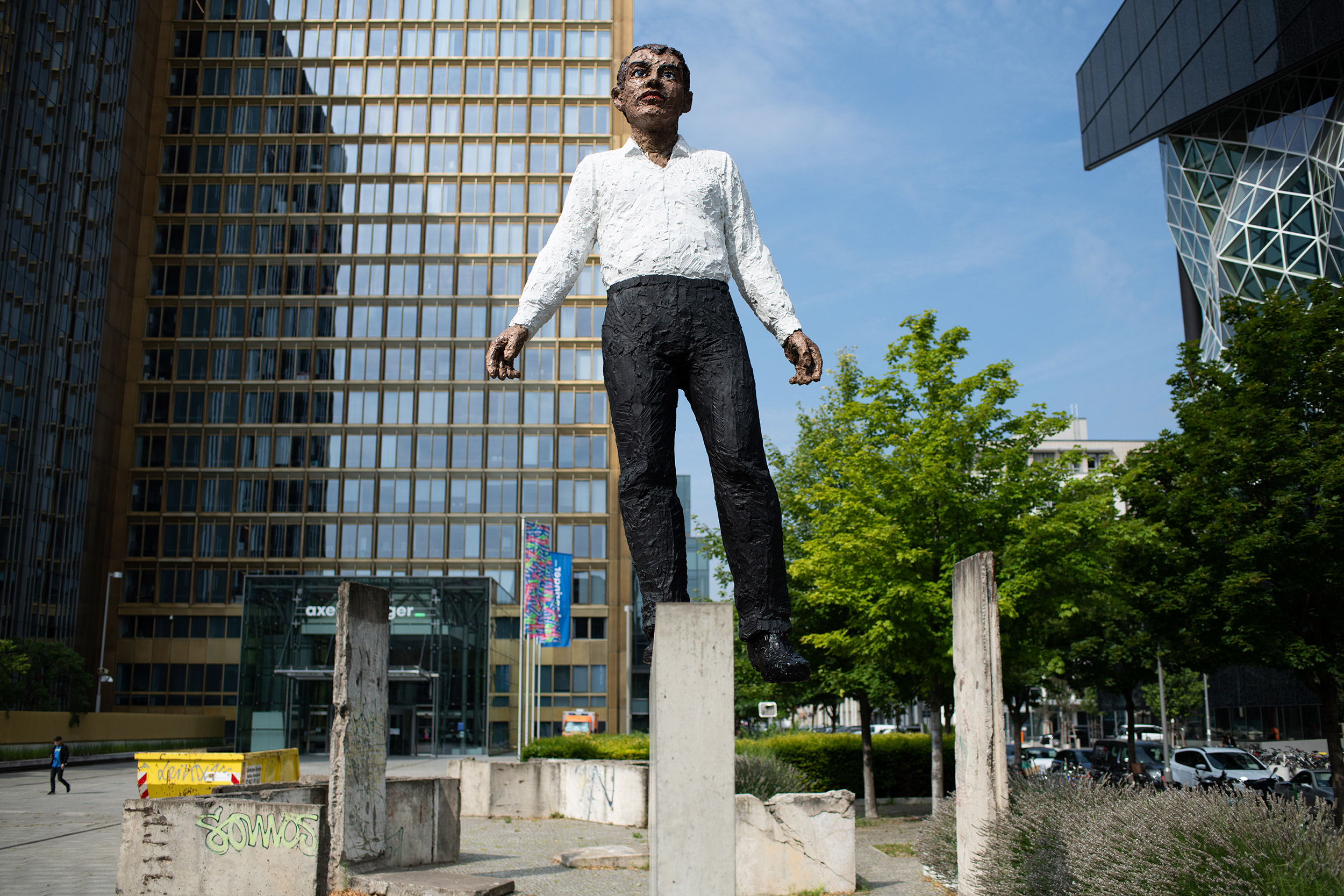 Socha Axela Springera v Axel-Springer-Straße