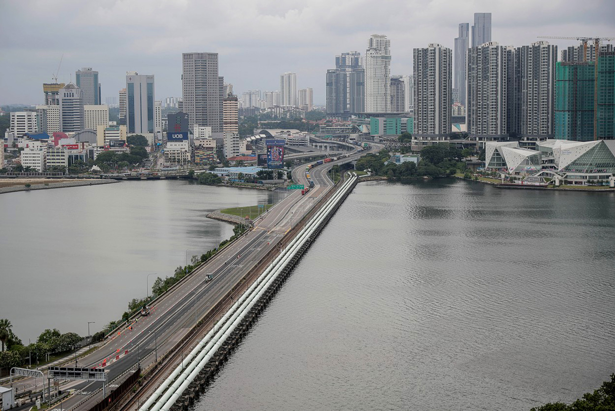 Takřka prázdná silnice z Malajsie do Singapuru