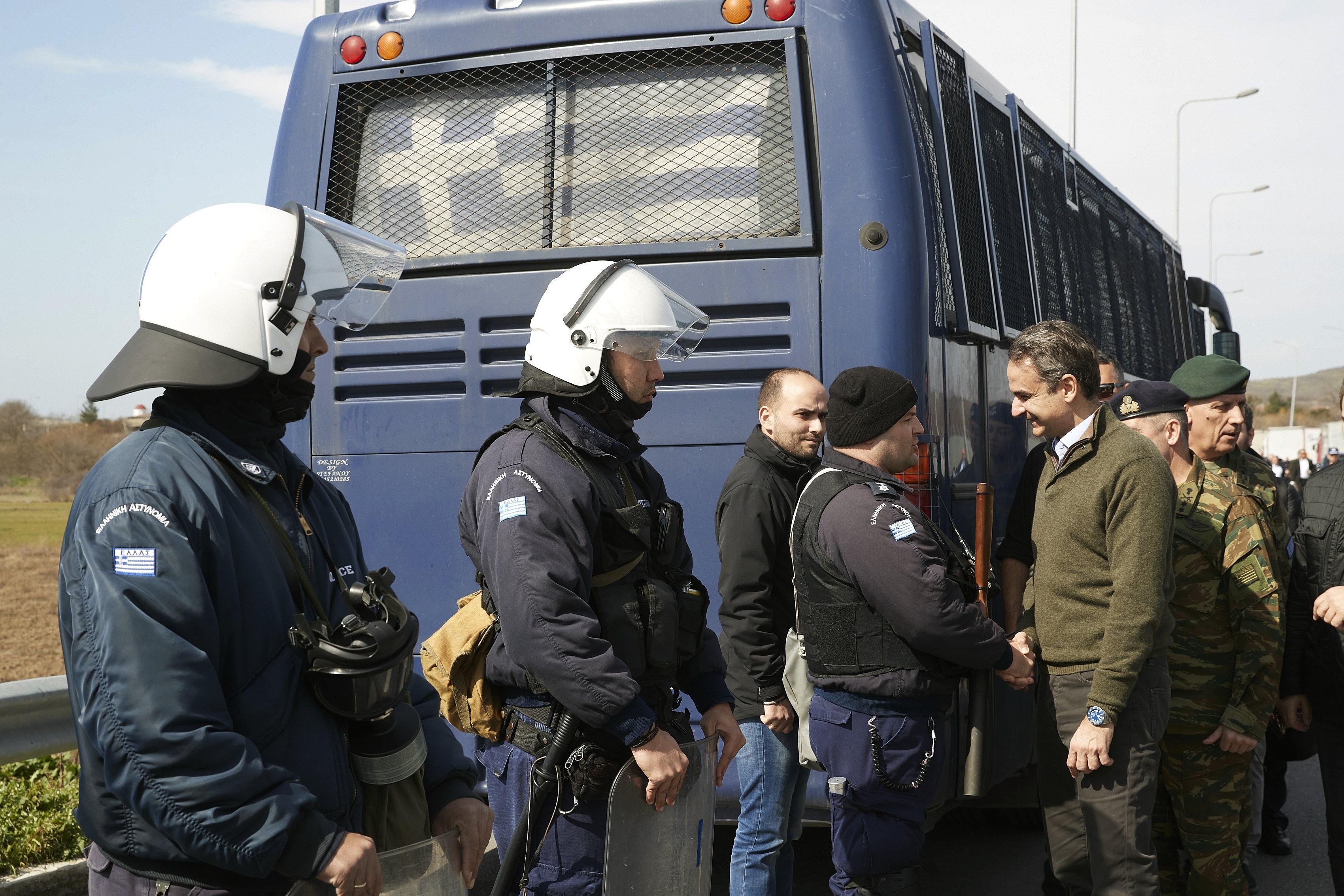 Řecký premiér Kyriakos Mitsotakis se zdraví s policisty na hranici 