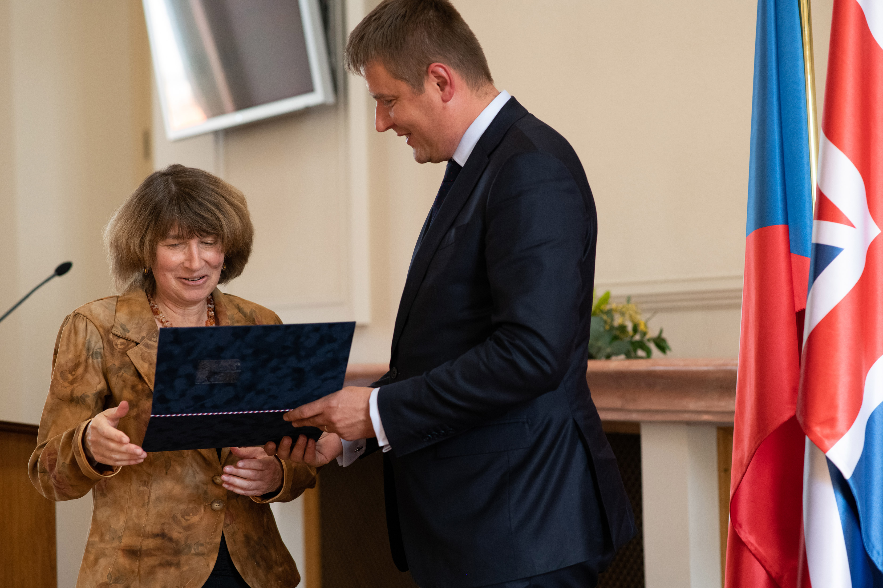 Barbara Winton přebírá pamětní list pro svého otce Nicholase Wintona
