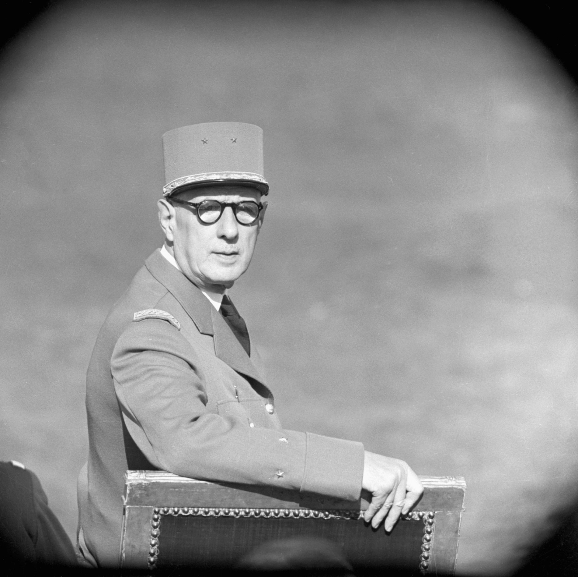 Charles De Gaulle sleduje vojenskou přehlídku, 1959