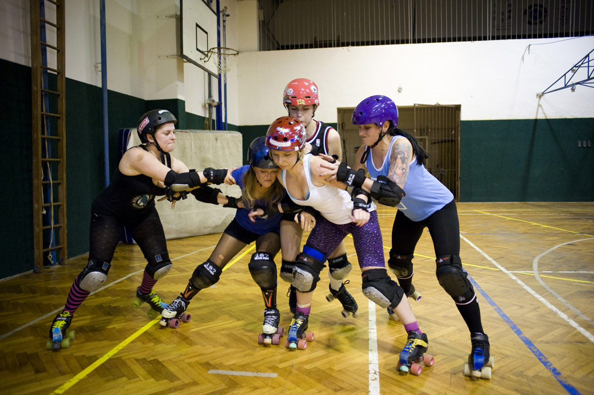Trénink Roller derby, duben, foto: Matěj Stránský