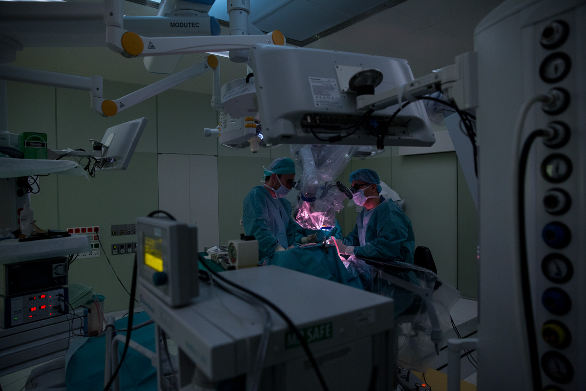 Operace mozku na neurochirurgické klinice v Ústřední vojenské nemocnici v Praze.