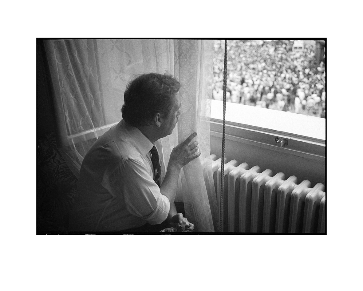 Prezident Václav Havel za záclonou, Praha 1990