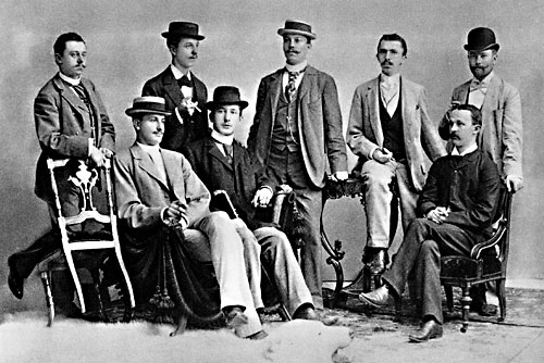 Fotografie: Kdopak ví, přátelé, co nás v životě čeká? (Hácha se spolužáky v prvním ročníku na právech, třetí zprava) - Autor: Foto archiv Emila Háchy