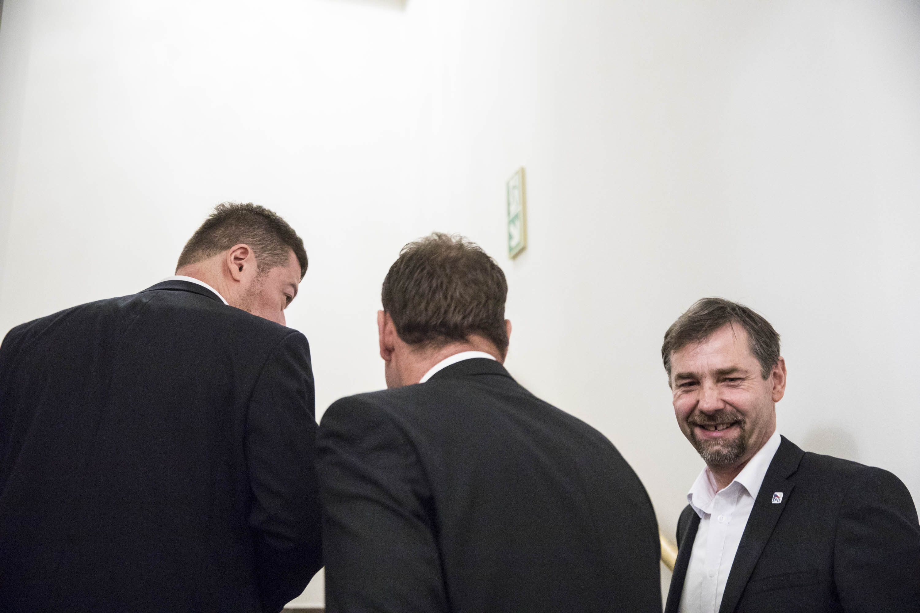 Poslanci SPD odcházejí.