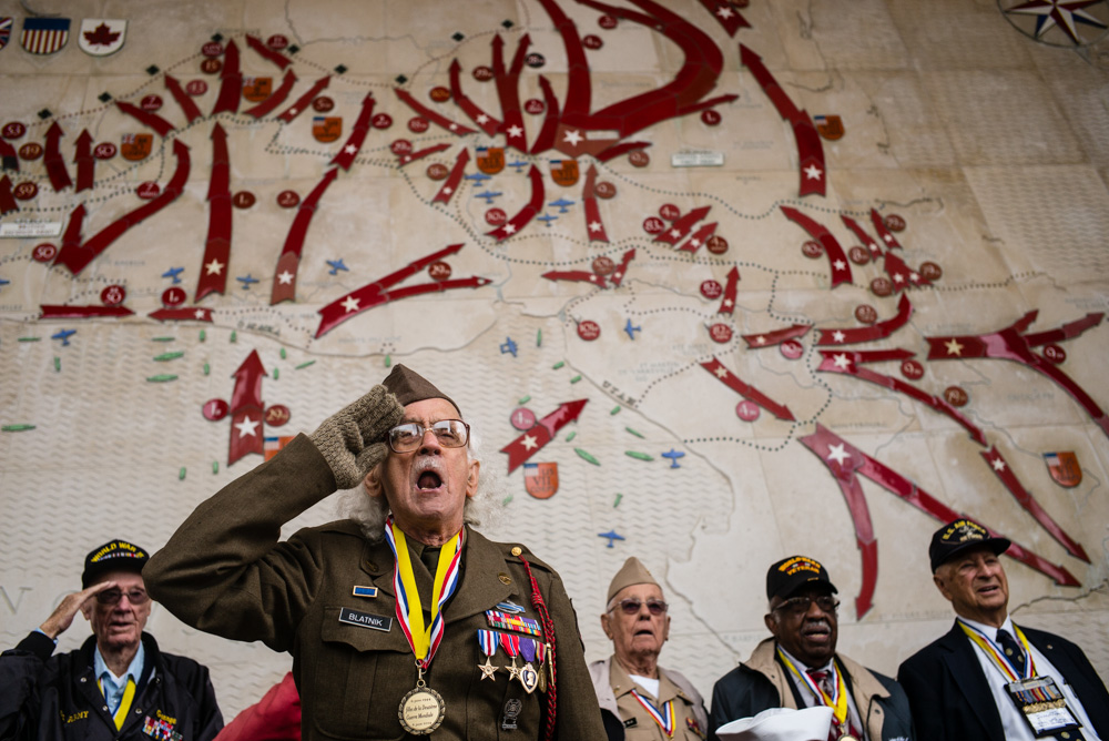 Američtí veteráni během ceremonie na hřbitově v Colleville sur mer