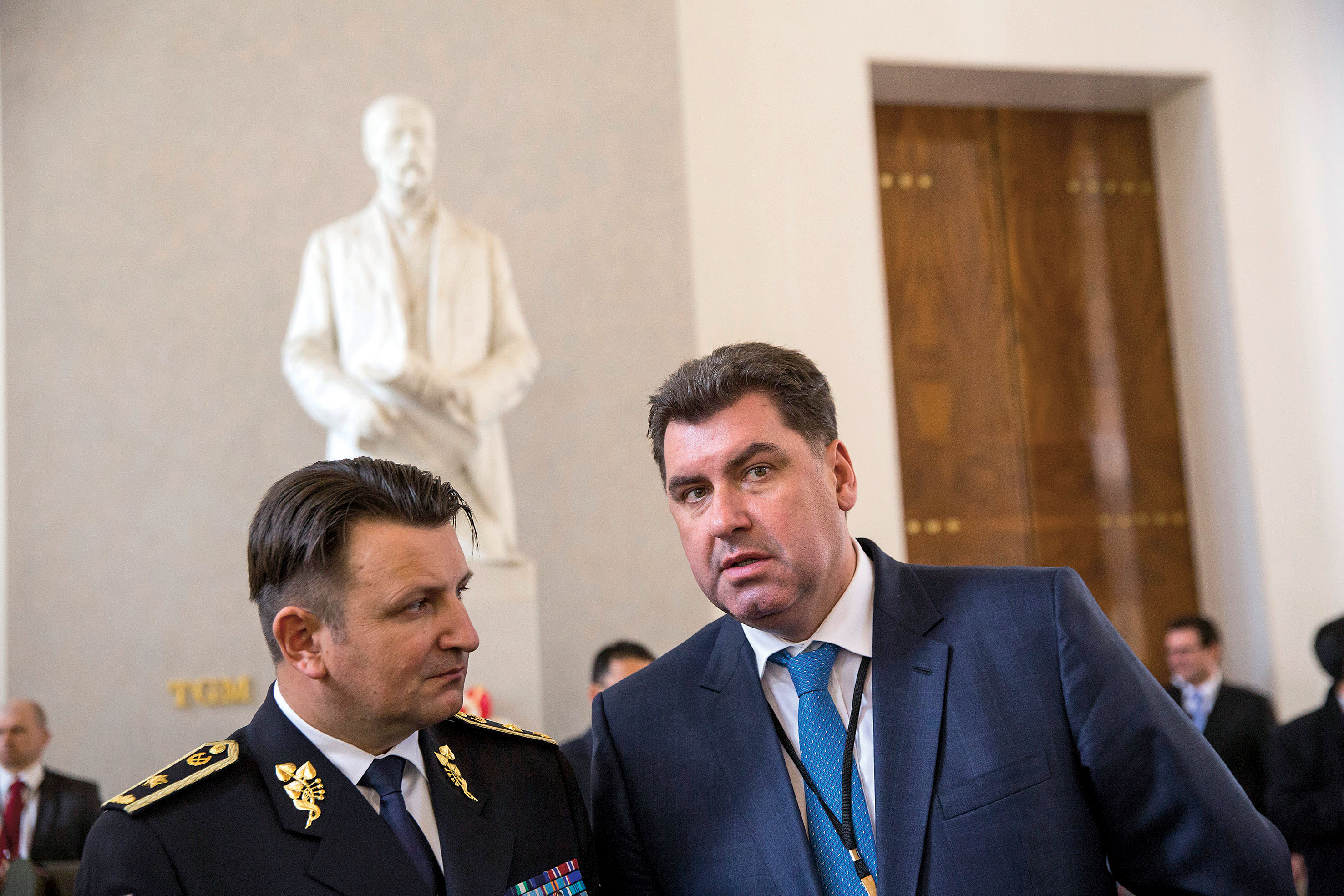 Policejní prezident Tuhý a prezidentův poradce Nejedlý