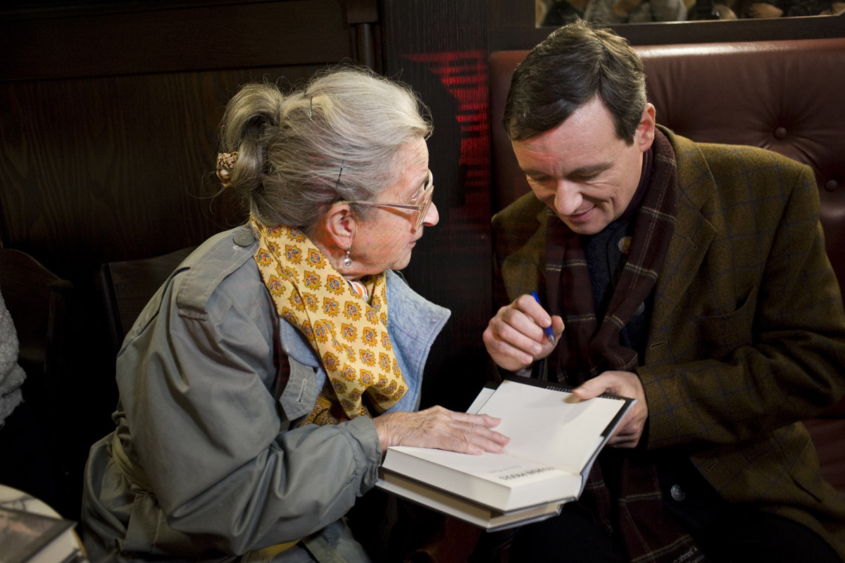 David Rath na autogramiádě své knihy, Praha, listopad, 2013