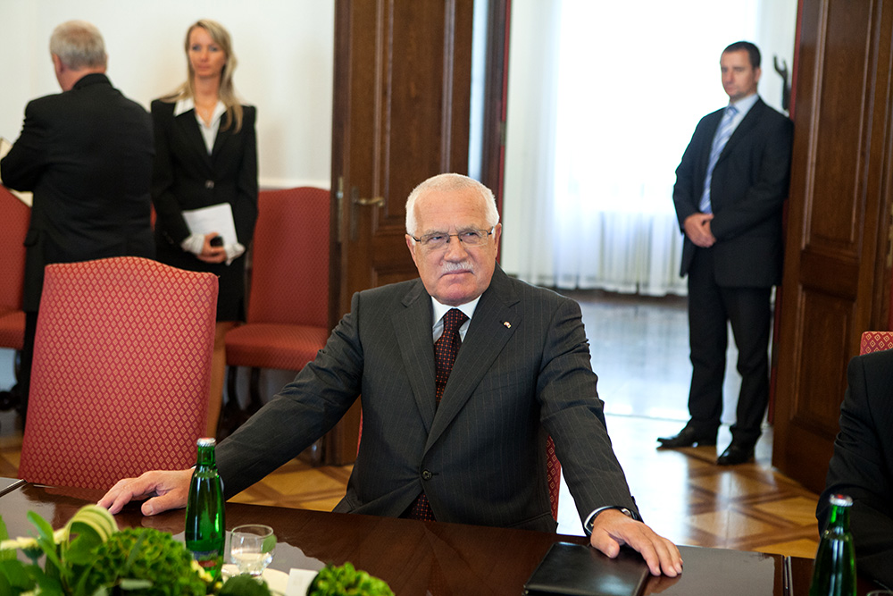 Senátoři žalují Václava Klause