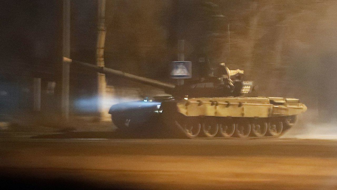 Ruská vojenská mise dorazila do Doněcku. Tanky a armádní vozidla projíždějí jeho ulicemi.