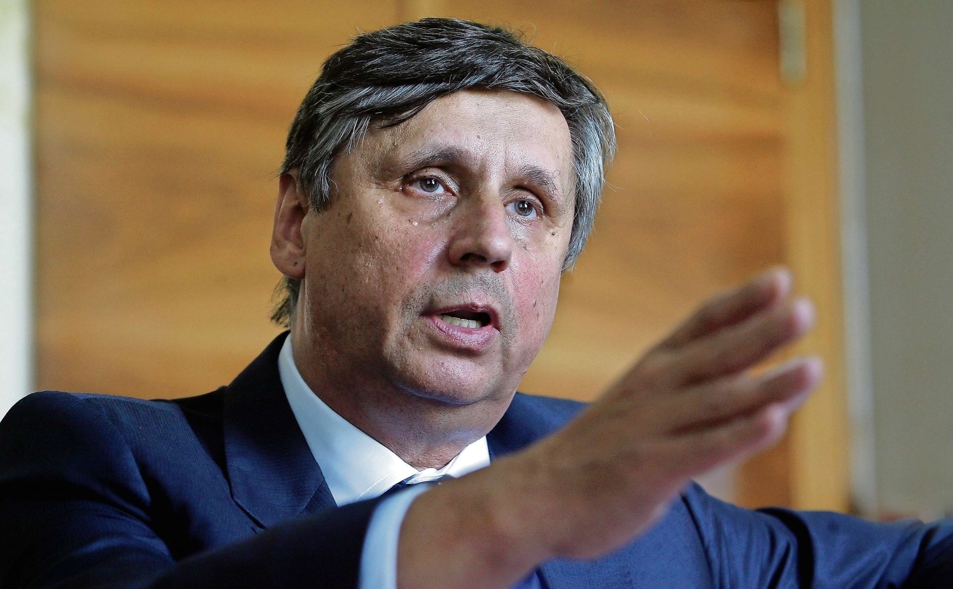 Vicepremiér Jan Fischer obhajuje rozpočet, který nese zítra na vládu. Počítá se schodkem 110 miliard, na další roky plánuje ještě větší utrácení.
