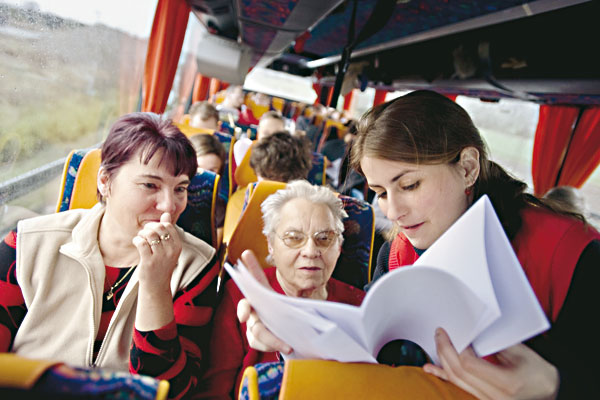 Fotografie: Teď snad spolu budeme víc mluvit. (Kateřina Šedá během příprav v autobuse a ploty krátce po zlezení) - Autor: Tomki Němec
