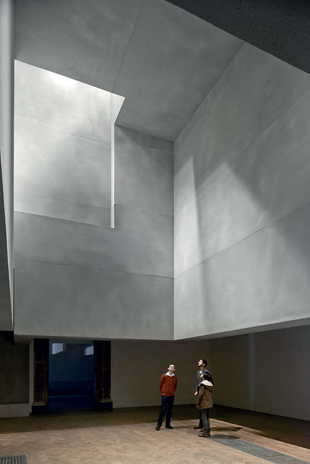Jedna ze dvou částí instalace Grafton Architects. Dvě sousedící místnosti, tmavá (zde na obr.) a světlá, umožňují lépe pochopit význam kontrastu v architektuře.