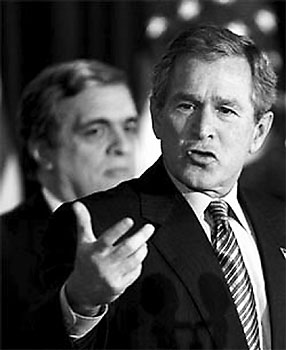 Fotografie: George W. Bush (v pozadí George Tenet). Foto: ČTK