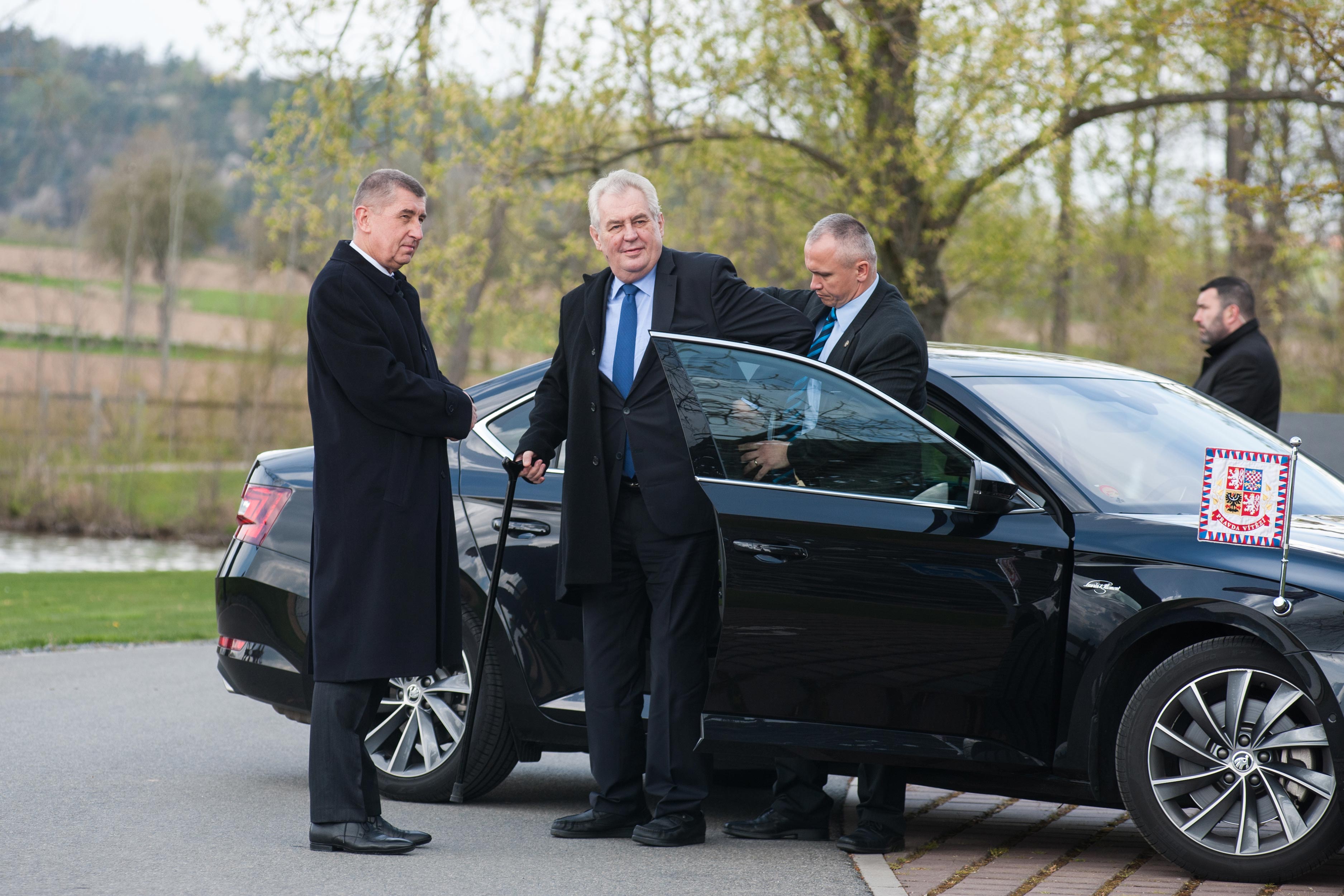Andrej Babiš vítá Miloše Zemana na Čapím hnízdě