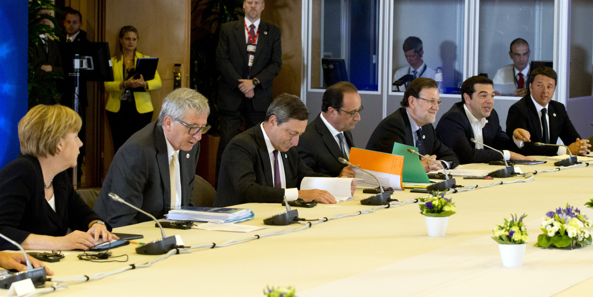 Představitelé eurozóny jednají u kulatého stolu na mimořádném summitu.