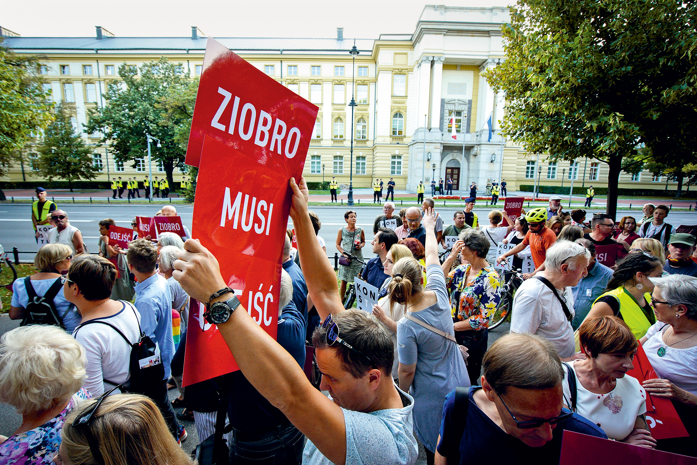 Věděl o tom, musí jít.
(Protivládní demonstrace)