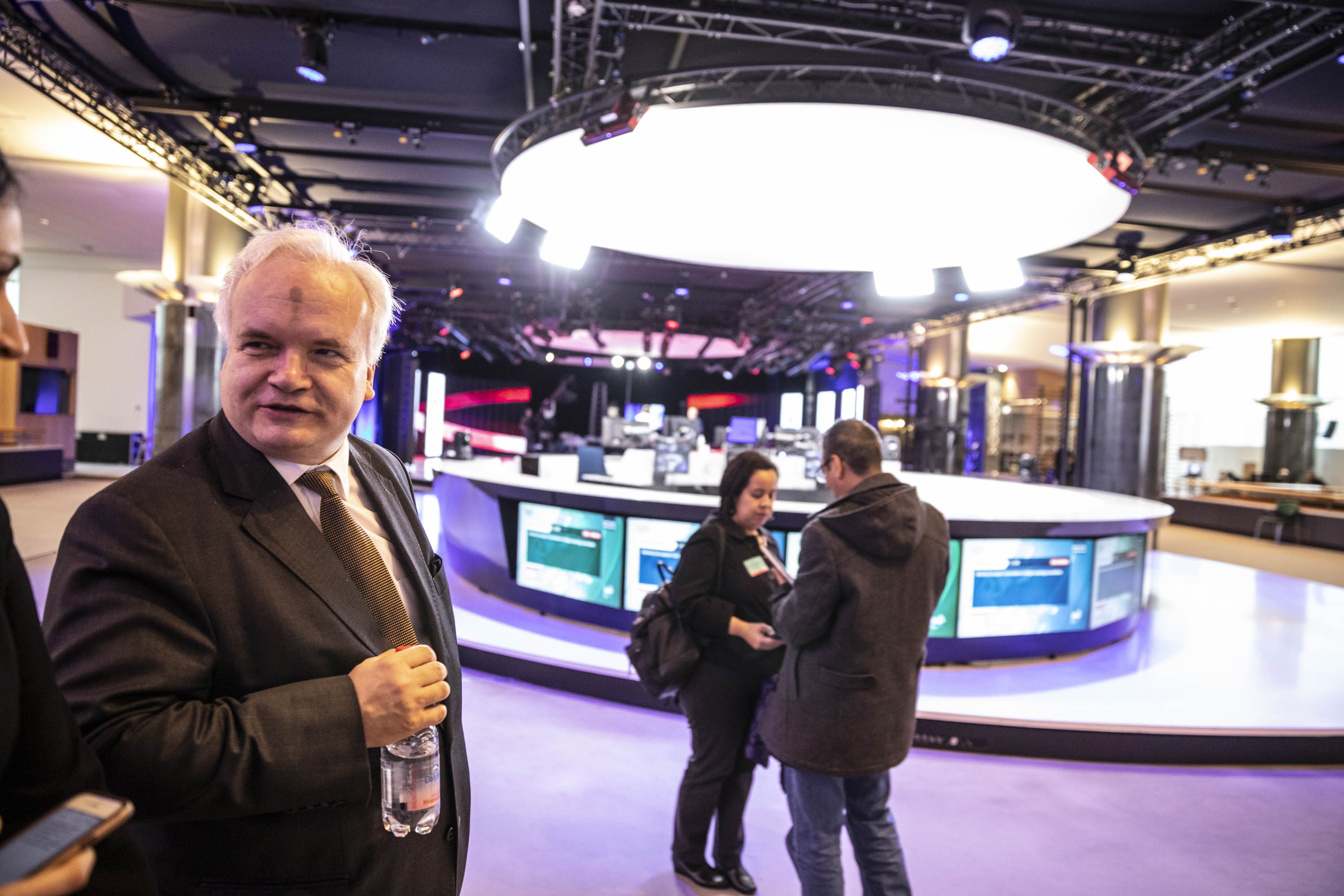 Europoslanec Pavel Svoboda v budově parlamentu.