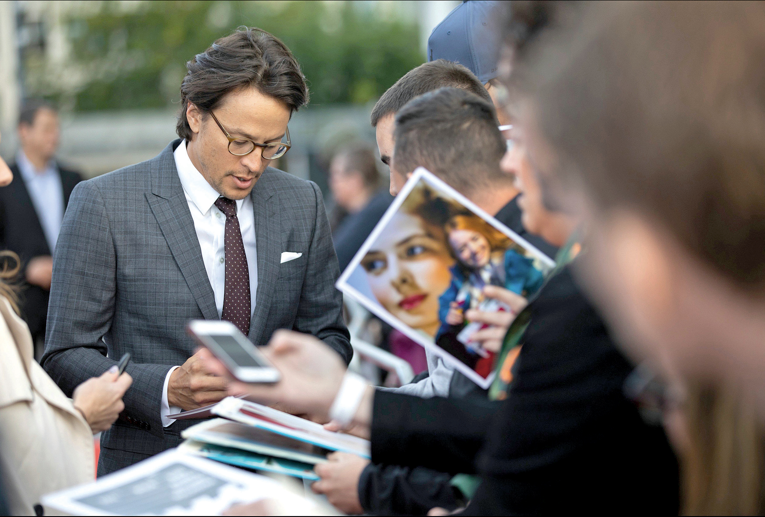 Chtít hrát podle pravidel. (Cary Fukunaga v obležení fanoušků na premiéře seriálu Maniak minulý týden)