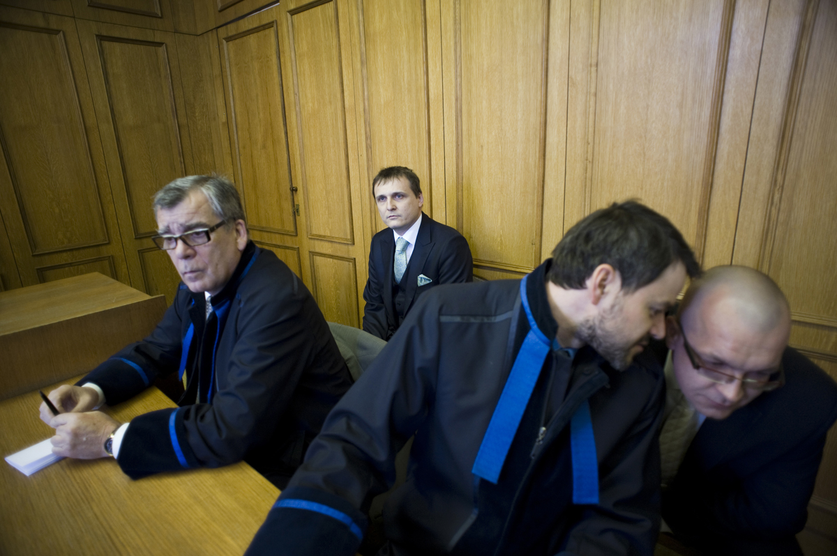 Soud nepravomocně potrestal poslance Víta Bártu (VV) a Jaroslava Škárku za uplácení a podvod. Oba poslanci však uspěli s odvoláním a tresty jim byly zrušeny. Případ byl vrácen k projednání.