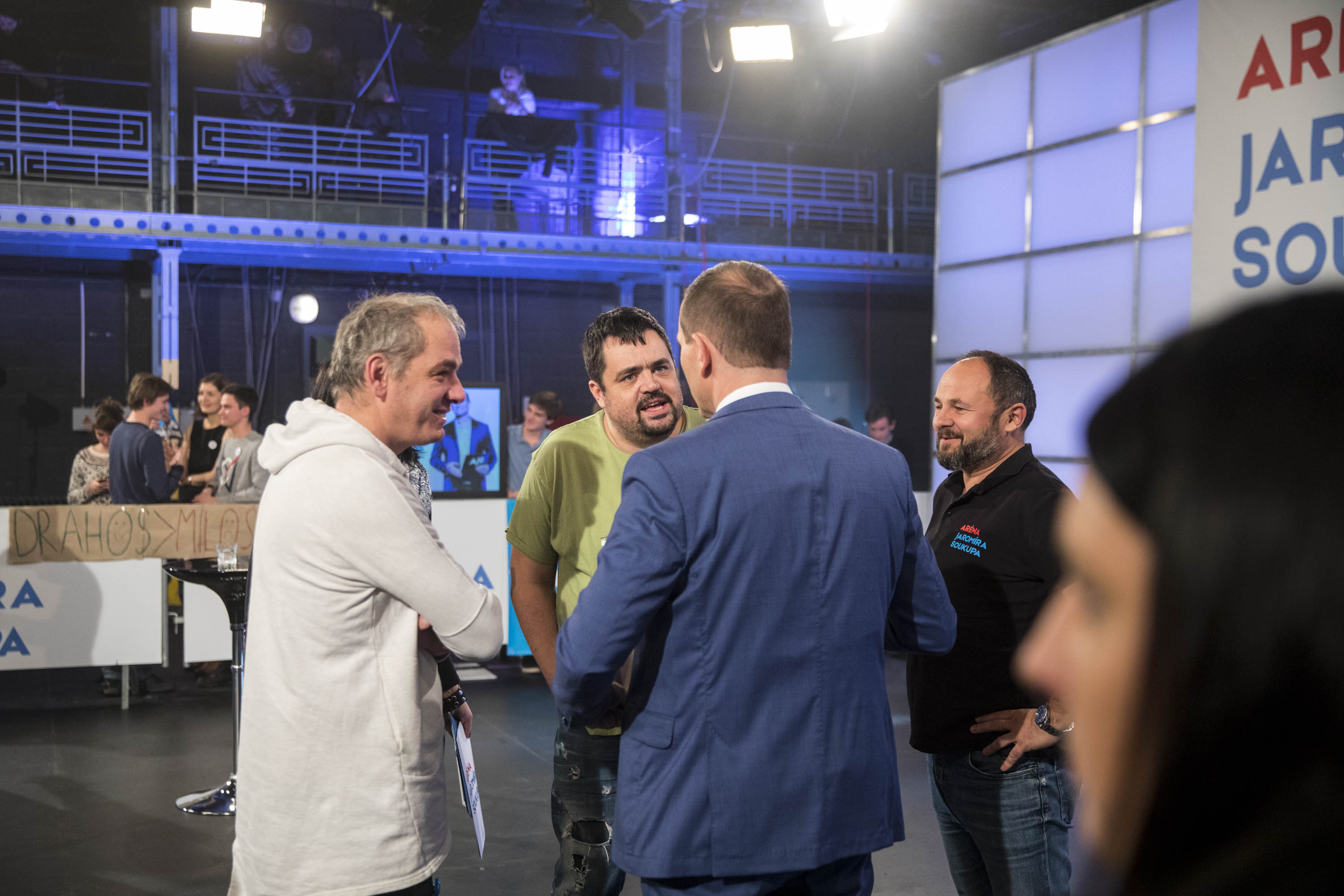 Daniel Köppl a Pavel Novotný diskutují s Jaromírem Soukupem v pauze pořadu Aréna Jaromíra Soukupa.