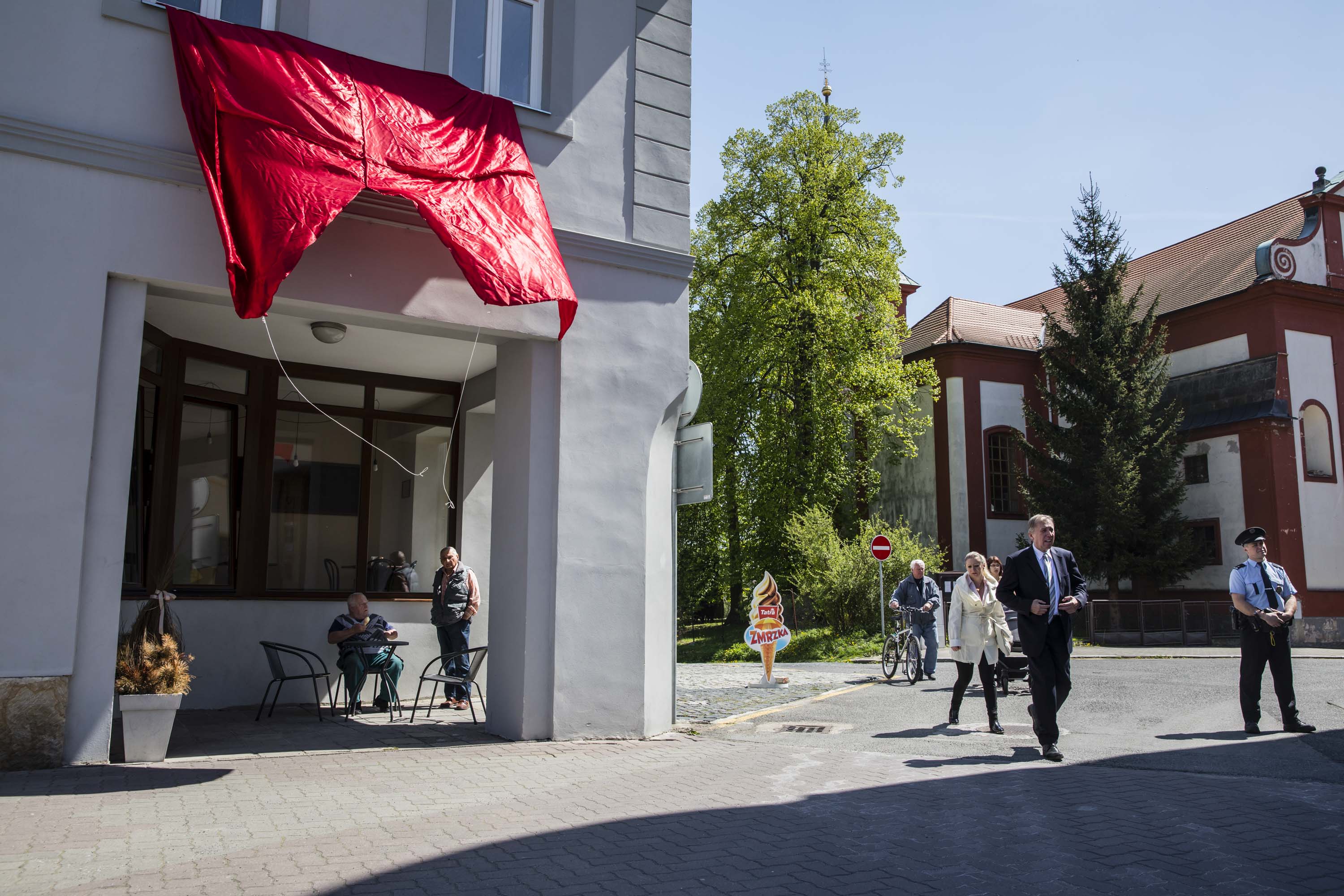 Červené trenky na náměstí v Doksech během návštěvy Miloše Zemana , 11.5. 2017