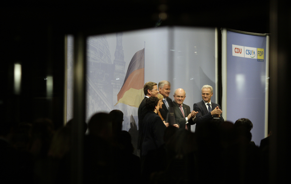 Nová koalice křesťanských demokratů CDU Angely Merkelové s jejich dlouholetým bavorským spojencem CSU a liberály na podzim začala vládnout velmi rozpačitě.