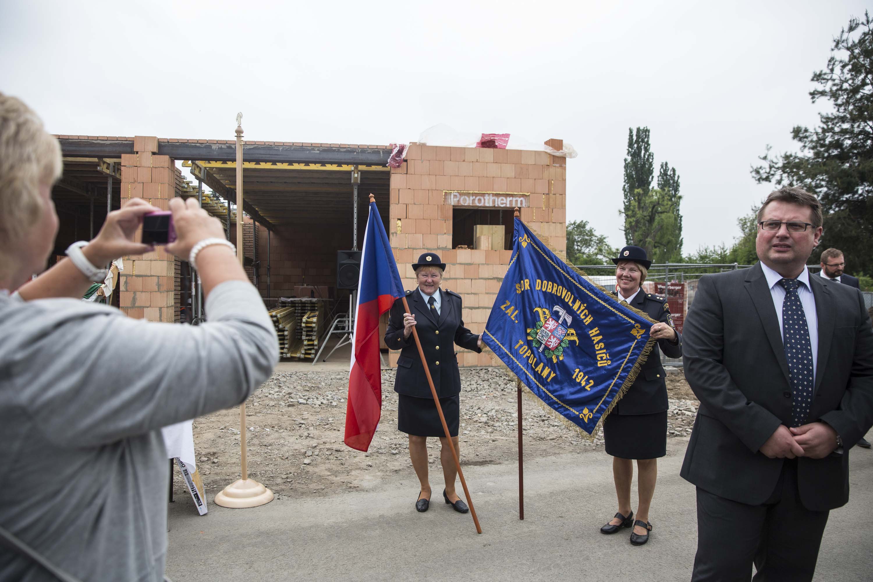 Před příjezdem předsedy vlády ČR k místu výstavby nové hasičské zbrojnice
v Topolanech u Olomouce.