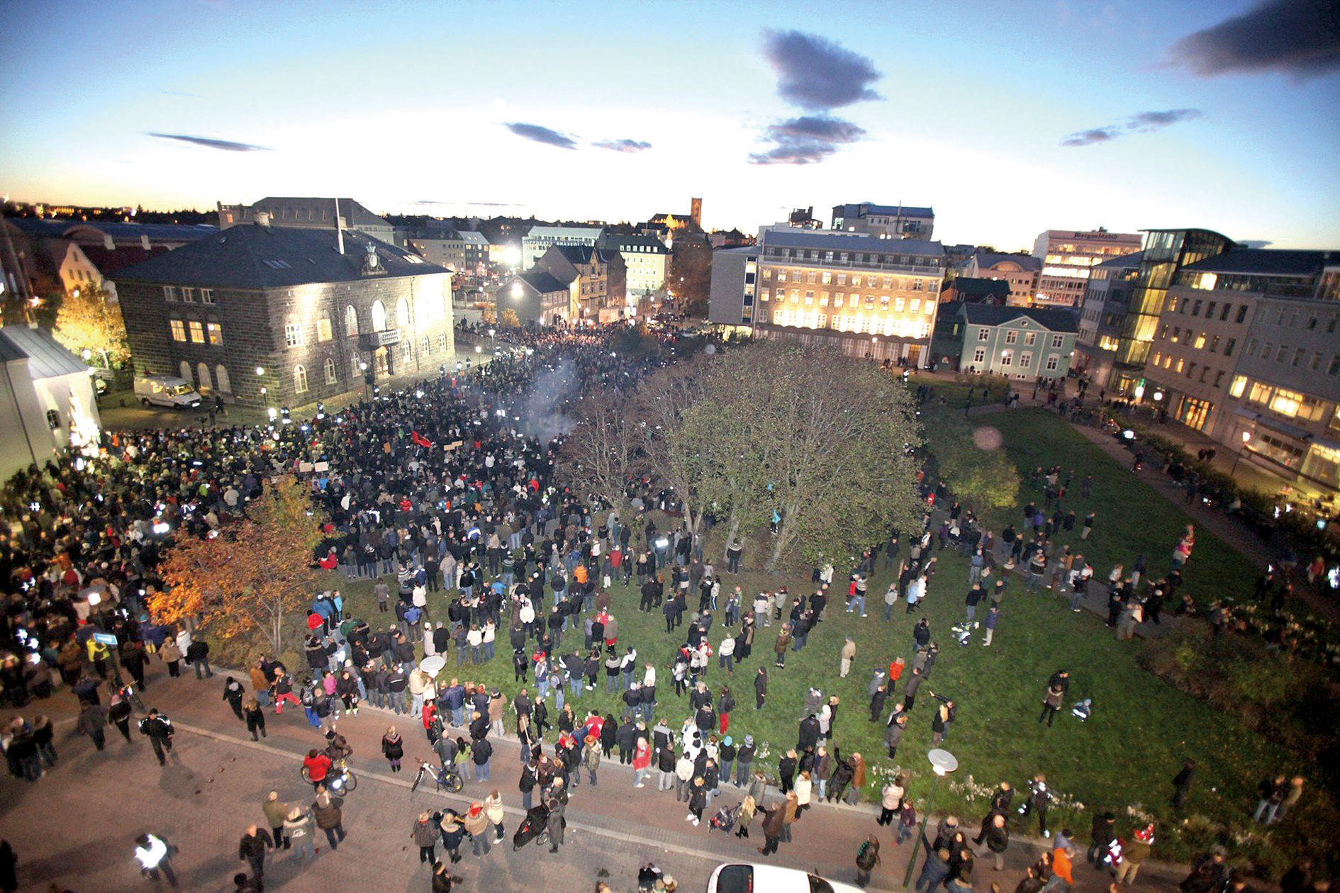 Víme, o koho jde, odpouštět nehodláme. (Protest před parlamentem v Reykjavíku, říjen 2010)