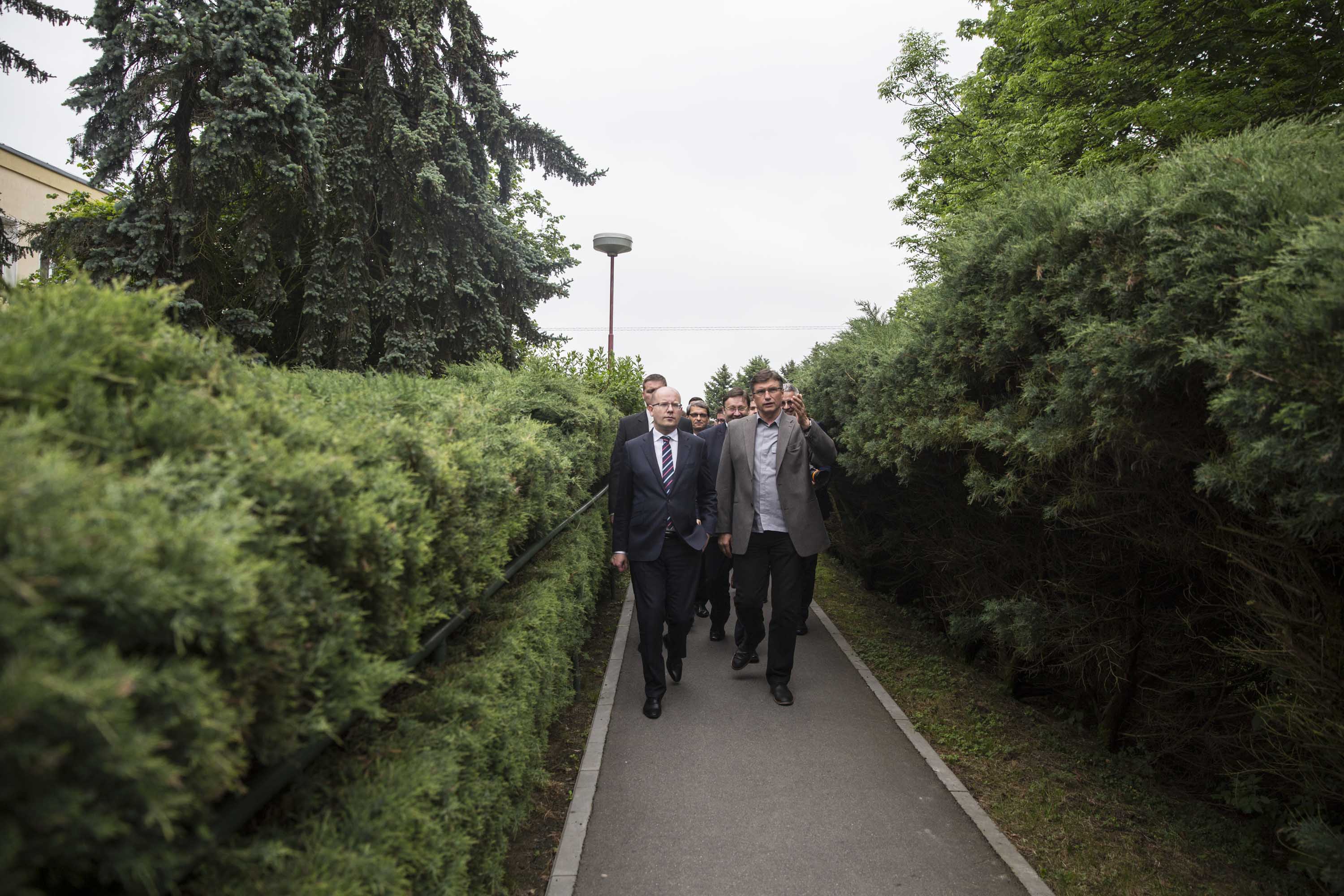Bohuslav Sobotka přichází do Domova seniorů Pohoda ve Chválkovicích.