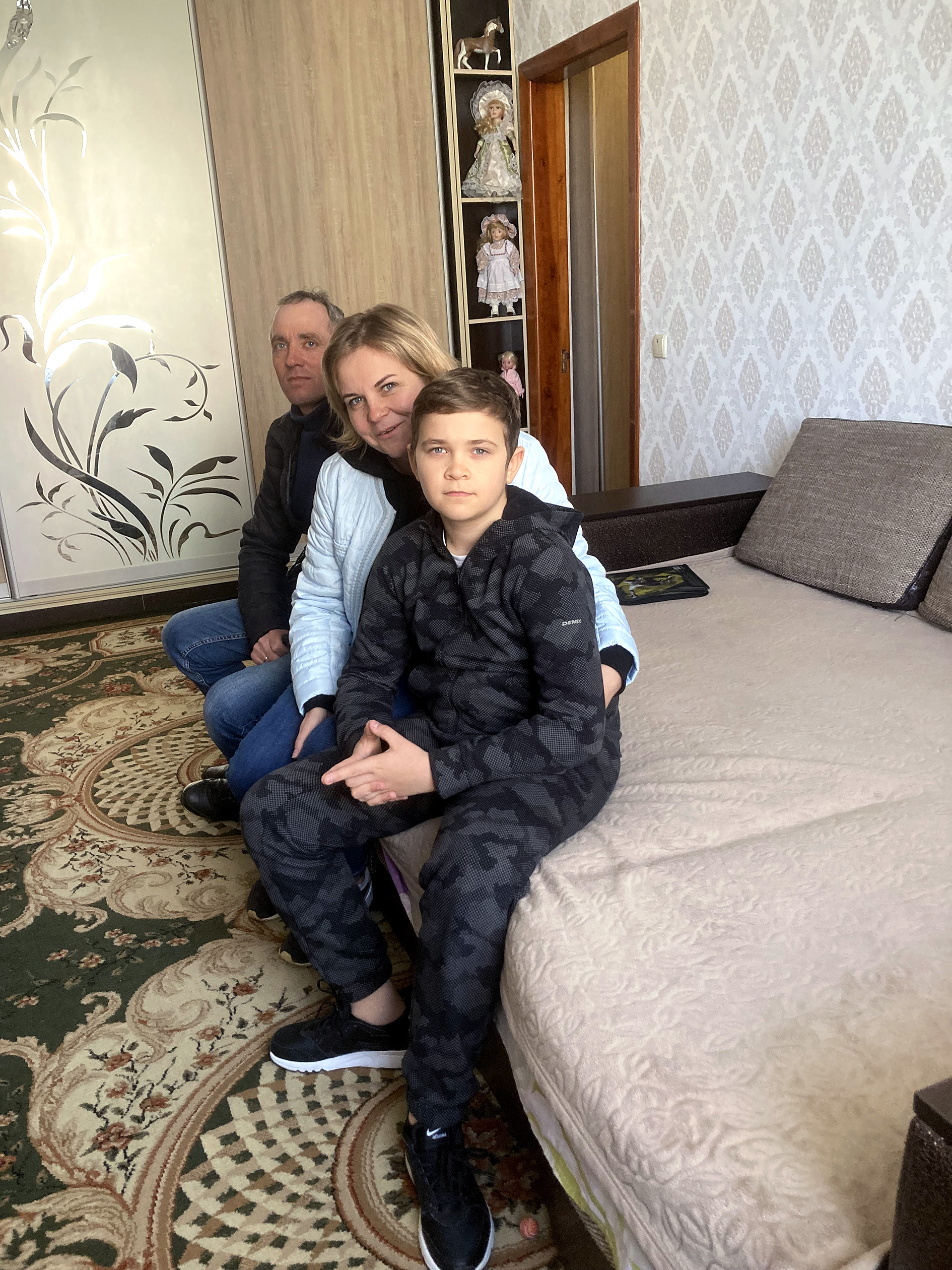 Jistotu klidu nemají, ale jsou spolu. (Vjačeslav, Lena a Vadym doma.) 