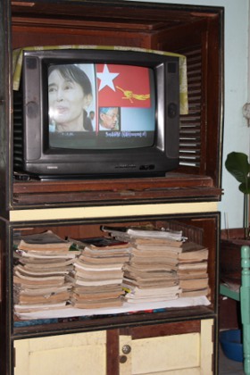 Někteří Barmánci sledují exilovou televizi DVB bez obav. Jako například v tomto hotelu v karenském městečku Hpa An. / Foto: Naďa Straková