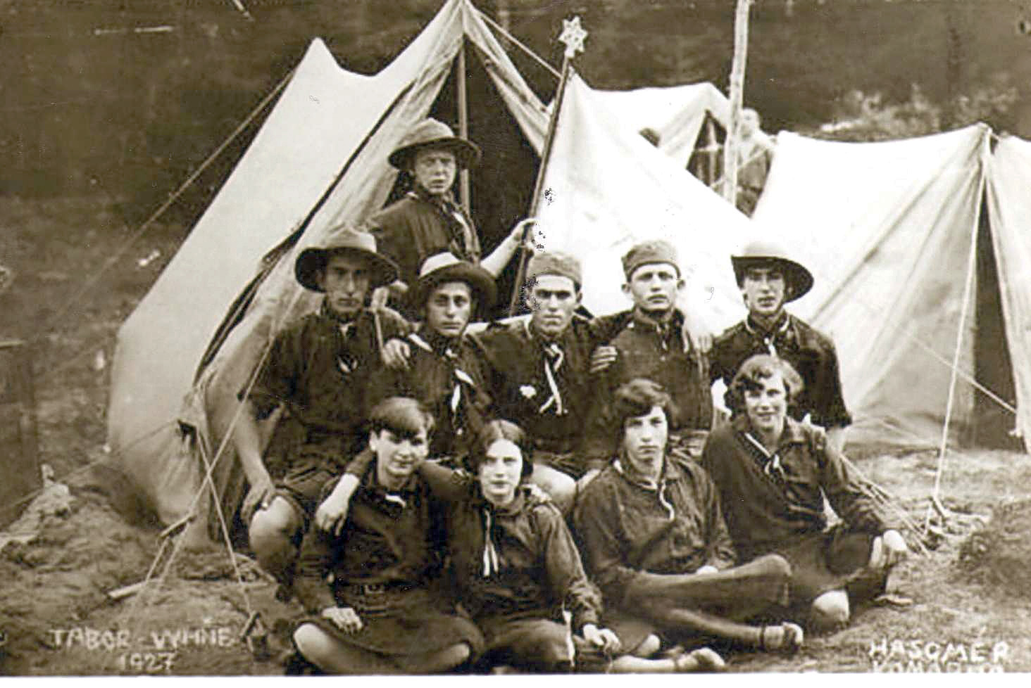Buď silný a odolný.
(Slovenský židovský skautský oddíl organizace
Hašomer Kadima z Komárna na letním táboře,
1927)