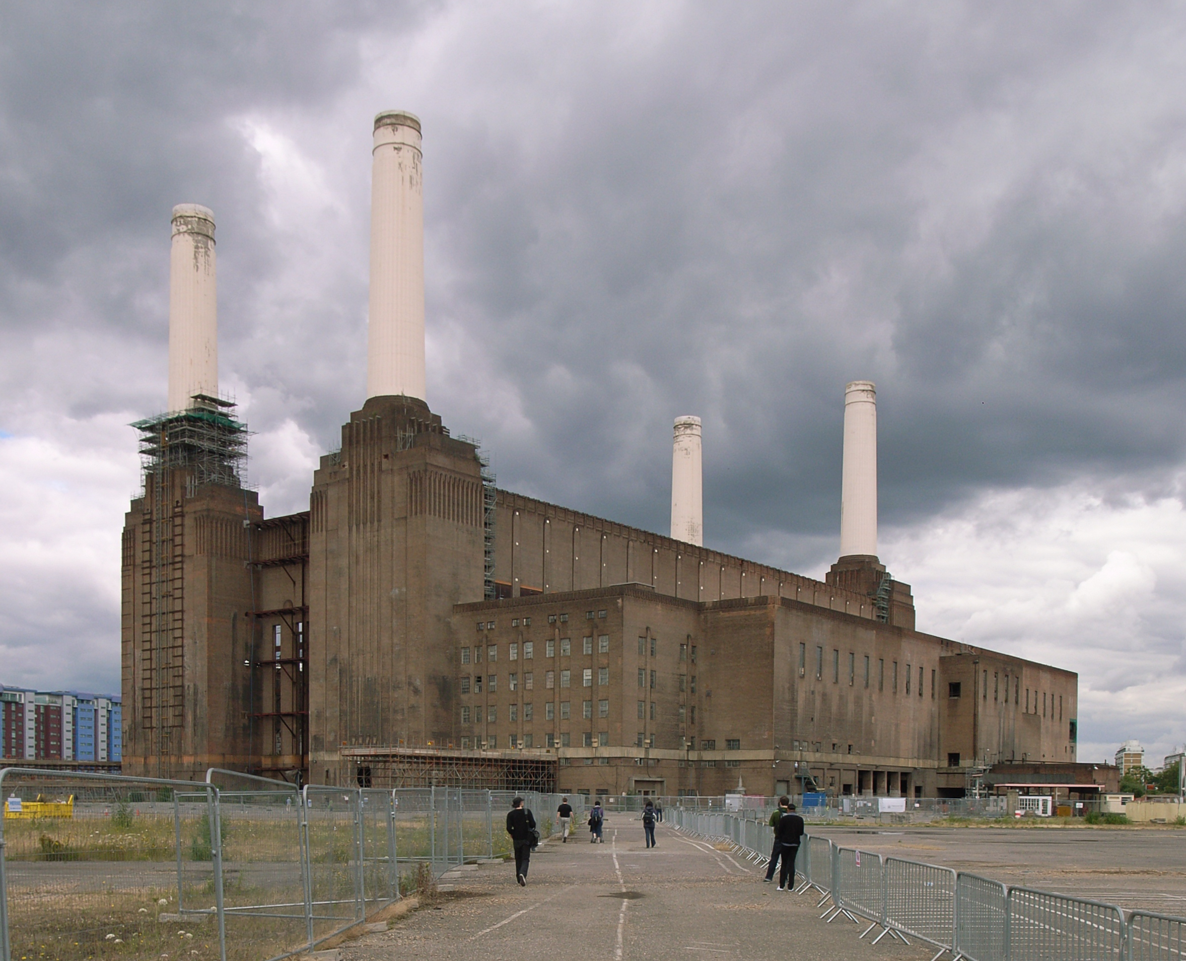 Londýnská elektrárna Battersea byla dokončena roku 1939 - jako první ze série mohutných uhelných elektráren budovaných v Anglii coby součást Národní elektrické soustavy