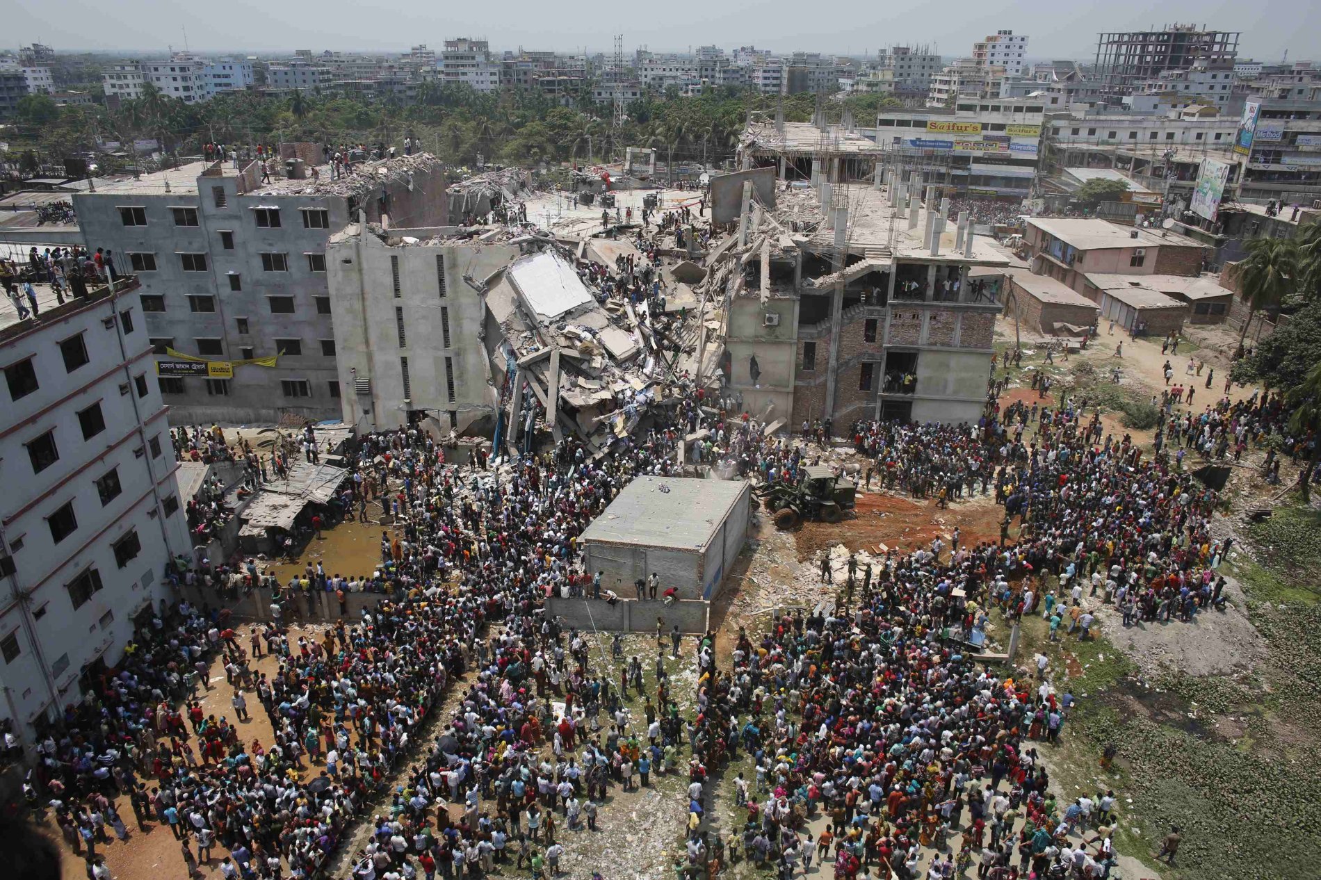Davy lidí před zřícenou budou v Bangladéši. Uvnitř mohly být i 2000 lidí.