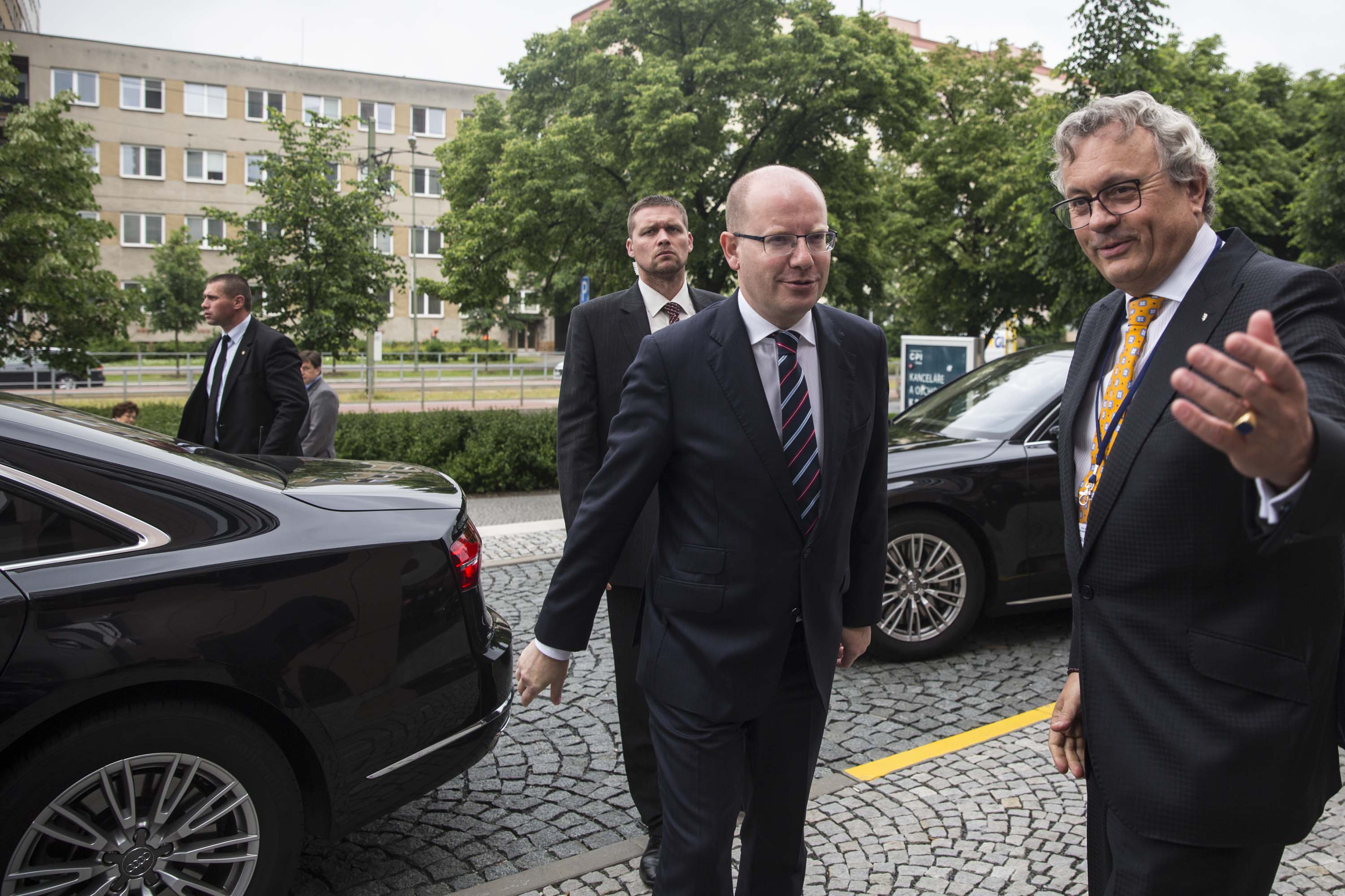 Vladimír Dlouhý vítá Bohuslava Sobotku na 28. sněmu Hospodářské komory ČR v Olomouci.